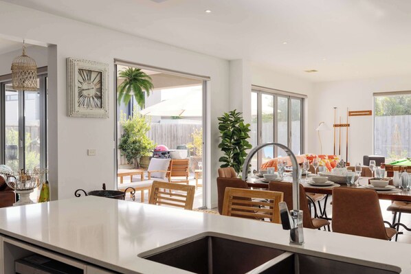 Dining - Madeleine's Retreat 450M to Beach & 1KM to Shops (Blairgowrie)