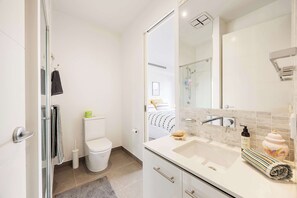 Shower, hair dryer, towels, shampoo