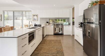 Madeleine's Retreat 450M to Beach & 1KM to Shops