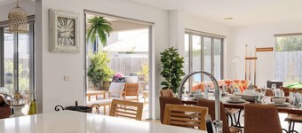 Madeleine's Retreat 450M to Beach & 1KM to Shops