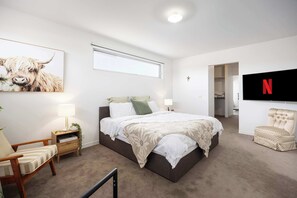 5 bedrooms, iron/ironing board, travel cot, WiFi - Madeleine's Retreat 450M to Beach & 1KM to Shops (Blairgowrie)