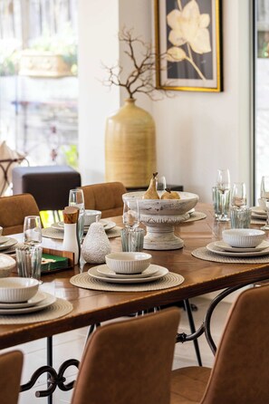 Dining - Madeleine's Retreat 450M to Beach & 1KM to Shops (Blairgowrie)