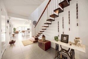 Interior - Madeleine's Retreat 450M to Beach & 1KM to Shops (Blairgowrie)