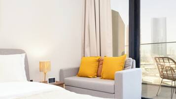 Studio Deluxe - balkong - utsikt mot staden | Värdeförvaringsskåp på rummet, strykjärn/strykbräda och gratis wi-fi