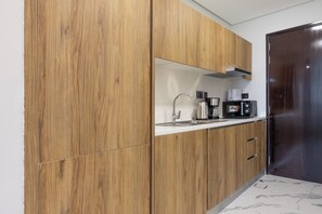 Deluxe Studio, Balcony, City View | Private kitchen | Electric kettle - Bloomfeilds Tranquil STU Al Maryah Vista (Abu Dhabi)