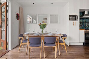 Dining - Urban Elegance in Alexandria with Parking (Alexandria)