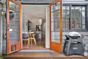 Outdoor dining - Urban Elegance in Alexandria with Parking (Alexandria)