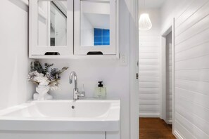 Shower, hair dryer, towels - Urban Elegance in Alexandria with Parking (Alexandria)