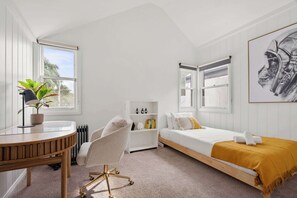 4 bedrooms, desk, iron/ironing board, travel crib - Urban Elegance in Alexandria with Parking (Alexandria)