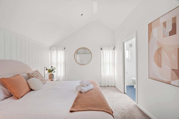 4 bedrooms, desk, iron/ironing board, travel crib - Urban Elegance in Alexandria with Parking (Alexandria)