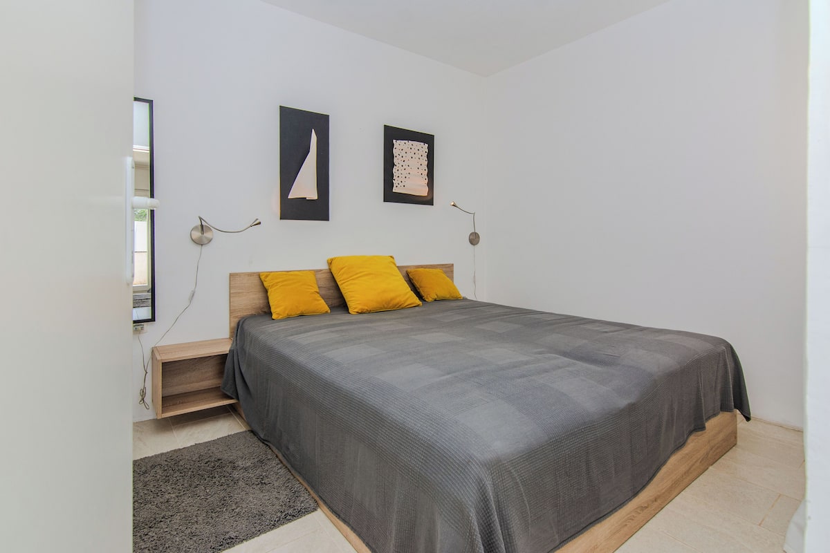 Standaard huis, patio, uitzicht op tuin | 1 slaapkamer, een strijkplank/strijkijzer, gratis wifi, beddengoed