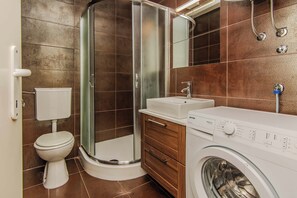 Casa standard, varanda, vista para o jardim | Banheiro | Chuveiro, secador de cabelo, toalhas de banho 