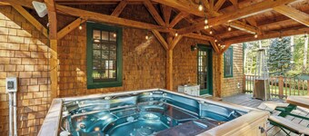 Large Well Equipped Pet Friendly Home with Hot Tub | Bank of NH Pavilion 19 mins | Iconic Fall Foliage central location | Air Conditioning | Walk to Squam Lake Beach | Main Level Bedroom and Bathroom