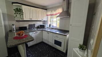 Een microgolfoven, een oven, een kookplaat