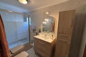Een haardroger, handdoeken, zeep, toiletpapier