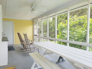 Outdoor dining - Second Row House across from Beach Access, Screened Porch, Grill, Dog Friendly (Pawleys Island)