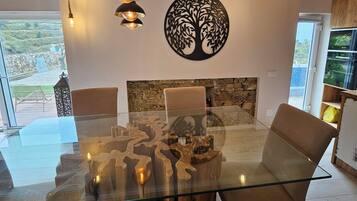 Deluxe Cottage, Ocean View | Dining room