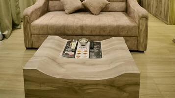 Escritorio, espacio para trabajar con laptop y wifi gratis