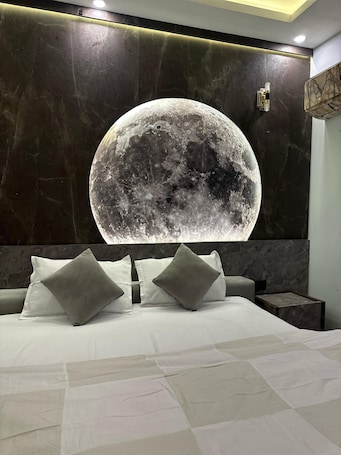 Escritorio, espacio para trabajar con laptop y wifi gratis