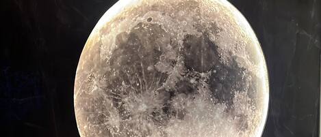 Meja kerja, ruang kerja ramah laptop, dan Wi-Fi gratis