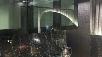 Ducha, artículos de tocador gratuitos, toallas, jabón