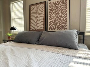 1 quarto, escrivaninha, ferros/tábuas de passar roupa, Wi-Fi de cortesia