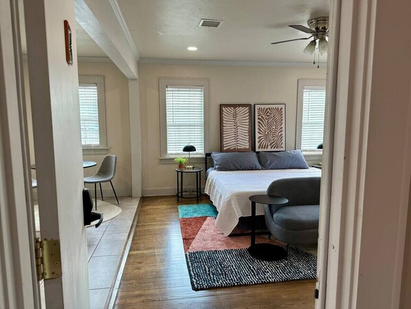 1 habitación, escritorio, tabla de planchar con plancha y wifi gratis 