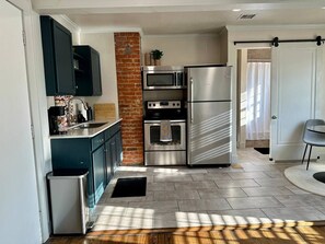 Geladeira, micro-ondas, fogão, cooktop