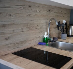 Mini-Kühlschrank, Mikrowelle, Herdplatte, Wasserkocher