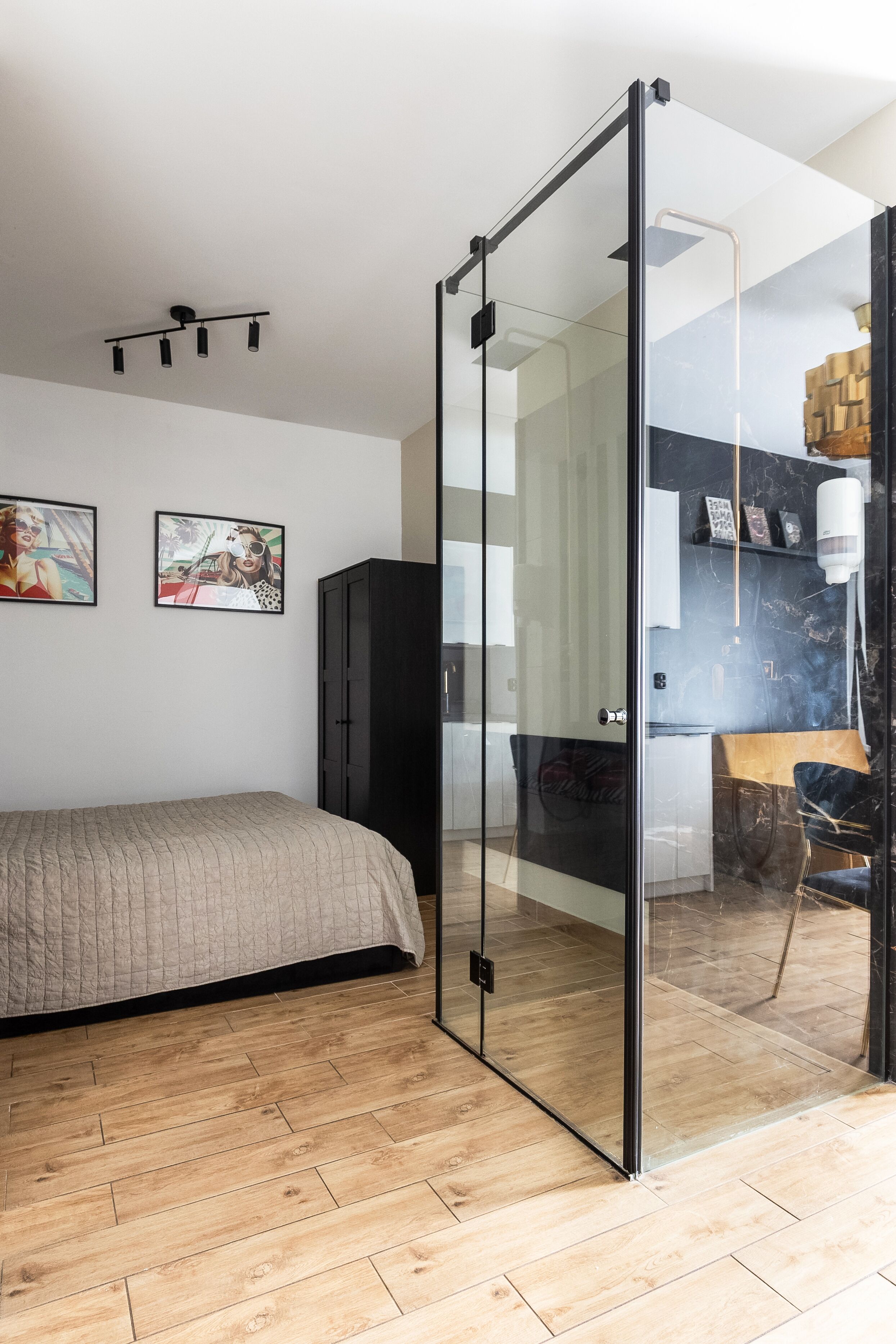 Apartamento romántico, balcón | Espacio para trabajar con un portátil y tabla de planchar con plancha