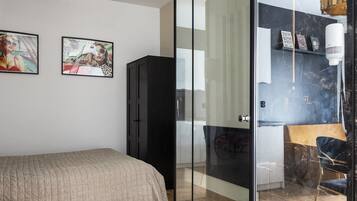 Apartamento romántico, balcón | Espacio para trabajar con un portátil y tabla de planchar con plancha