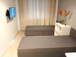 Studio | Skrivebord for bærbar PC, strykejern/-brett og wi-fi (inkludert)