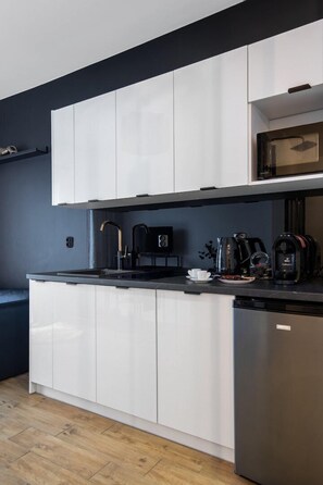 Romantikus apartman, erkély | Privát teakonyha | Minihűtő, mikrohullámú sütő, főzőlap és főzőedények/tányérok/evőeszközök