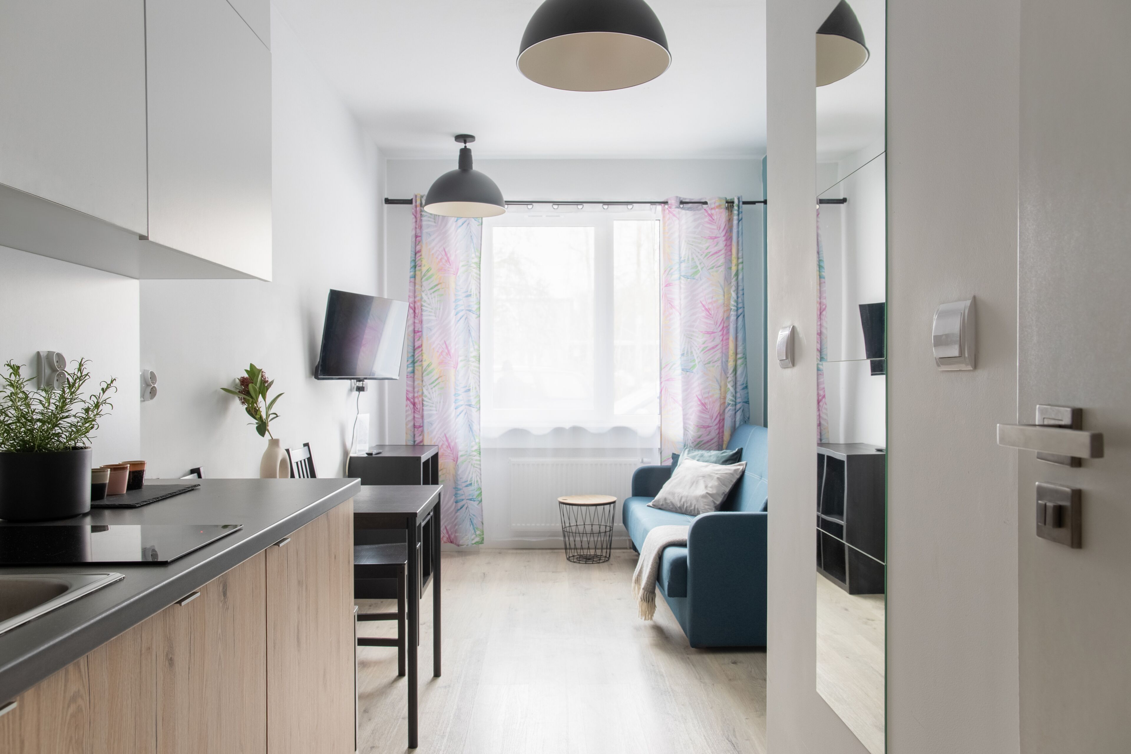 Ruang kerja komputer riba, seterika/papan seterika, Wi-fi percuma 