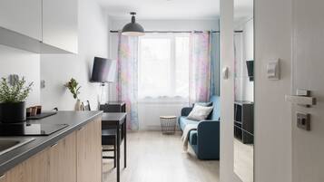 Ruang kerja komputer riba, seterika/papan seterika, Wi-fi percuma