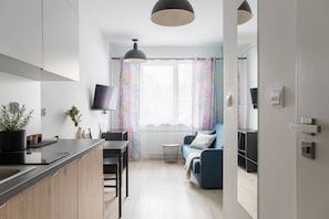 Espacio para trabajar con laptop y tabla de planchar con plancha