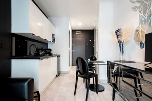 Mini-fridge, microwave, stovetop, electric kettle - Adler Apartments (Lódz)