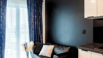 Romantisch appartement, balkon | Woonruimte | Een flatscreentelevisie