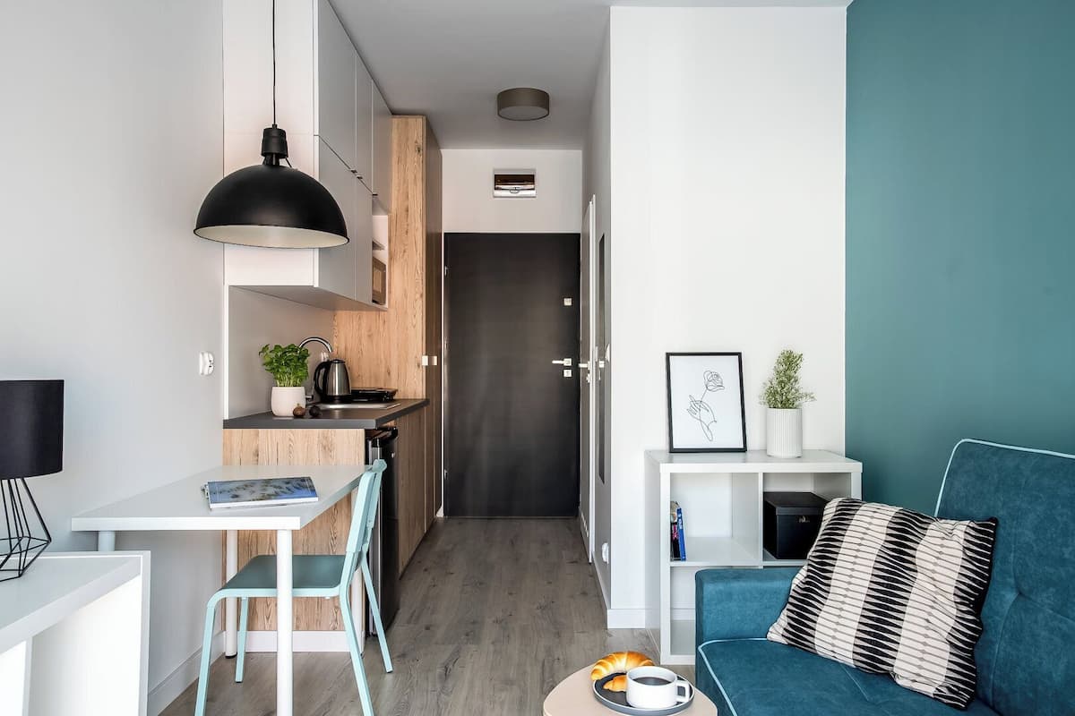 Studio | Laptop workspace, iron/ironing board, free WiFi