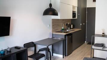 Studio | Private kitchenette | Mini-fridge, microwave, stovetop, electric kettle