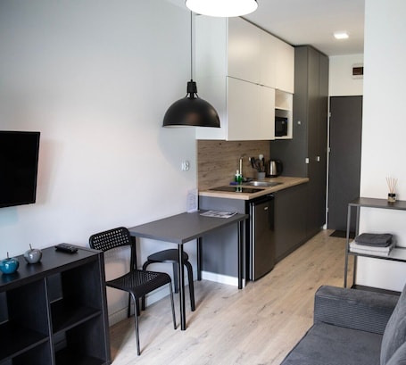 Frigobar, microondas, placa de cocina, tetera/pava eléctrica