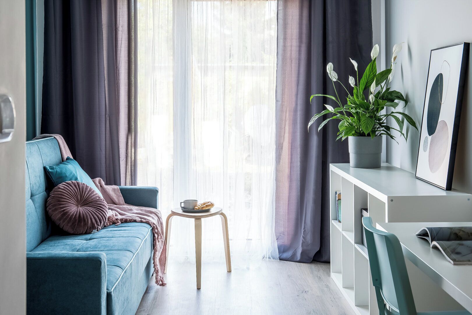 Laptop workspace, iron/ironing board, free WiFi