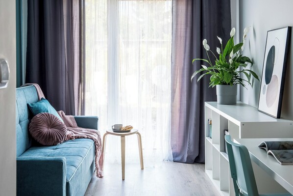 Een laptopwerkplek, een strijkplank/strijkijzer, gratis wifi