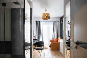 Romantisches Apartment, Balkon | Laptopgeeigneter Arbeitsplatz, Bügeleisen/Bügelbrett, kostenloses WLAN