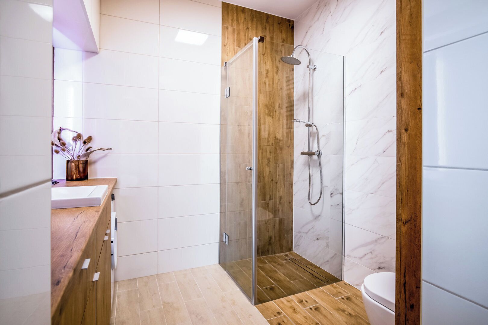 Apartment | Bathroom | Shower, hair dryer, towels, soap