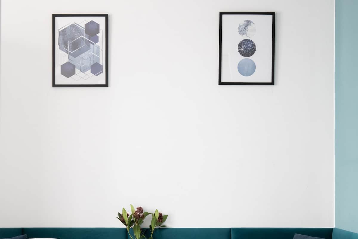 Espacio para trabajar con laptop y tabla de planchar con plancha