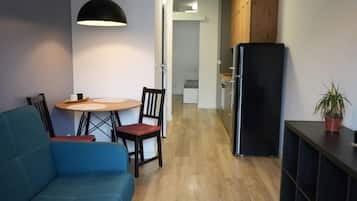 Appartement, balkon | Een laptopwerkplek, een strijkplank/strijkijzer, gratis wifi