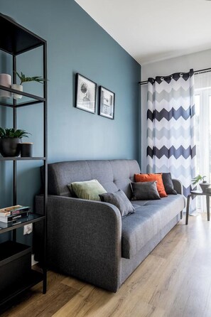 Studio | Living area | Flat-screen TV
