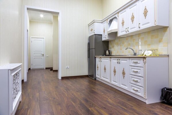 Shared fridge, microwave, electric kettle - Seven Gates Hotel (Baku)