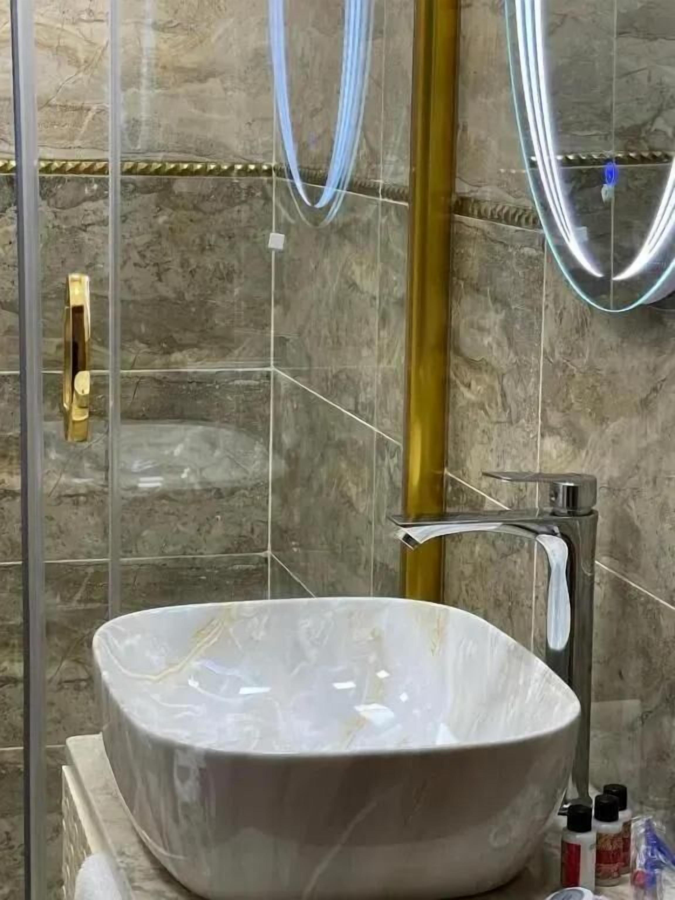 Rainfall showerhead, free toiletries, hair dryer, bathrobes